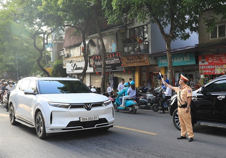 Hà Nội: Thí sinh tự tin bước vào môn thi Ngữ văn của kỳ thi tốt nghiệp THPT 2025- Ảnh 4.