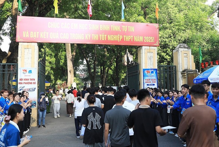 Hà Nội: Thí sinh tự tin bước vào môn thi Ngữ văn của kỳ thi tốt nghiệp THPT 2025- Ảnh 1.