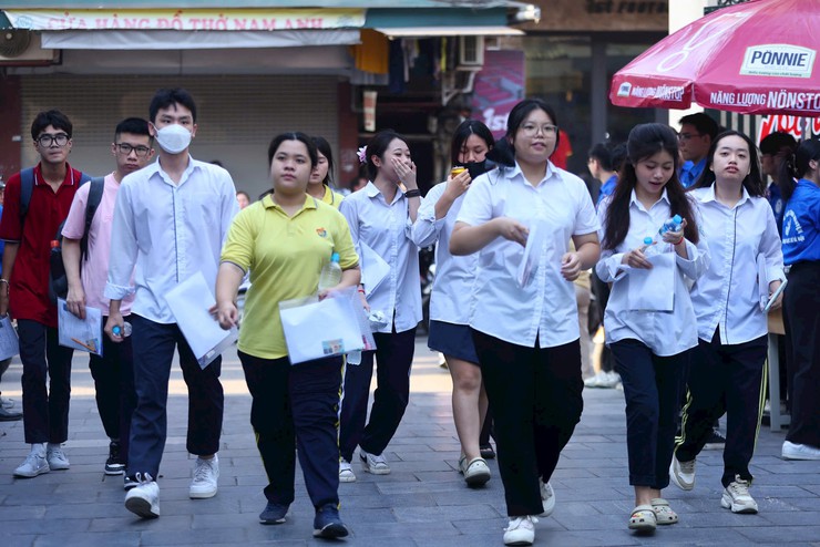 Hà Nội: Thí sinh theo Chương trình giáo dục phổ thông 2028 hoàn thành kỳ thi tốt nghiệp THPT năm 2025- Ảnh 1.