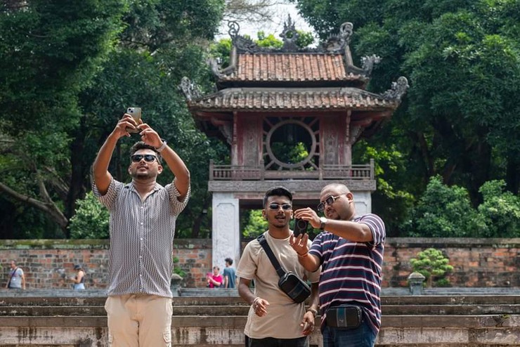 Hà Nội đón hơn 15,5 triệu lượt du khách 6 tháng đầu năm 2025- Ảnh 1.
