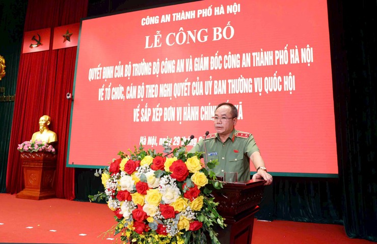 Hà Nội công bố cán bộ tại Công an 126 xã, phường- Ảnh 2.
