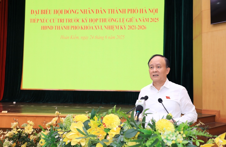 Hanoi People's Council chairman Nguyen Ngoc Tuan meets Hoan Kiem voters- Ảnh 2.