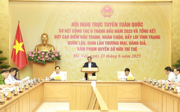 Prime minister chairs national conference on crackdown against smuggling, counterfeits- Ảnh 1.