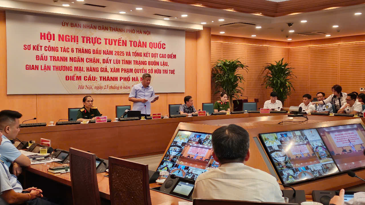 Prime minister chairs national conference on crackdown against smuggling, counterfeits- Ảnh 2.