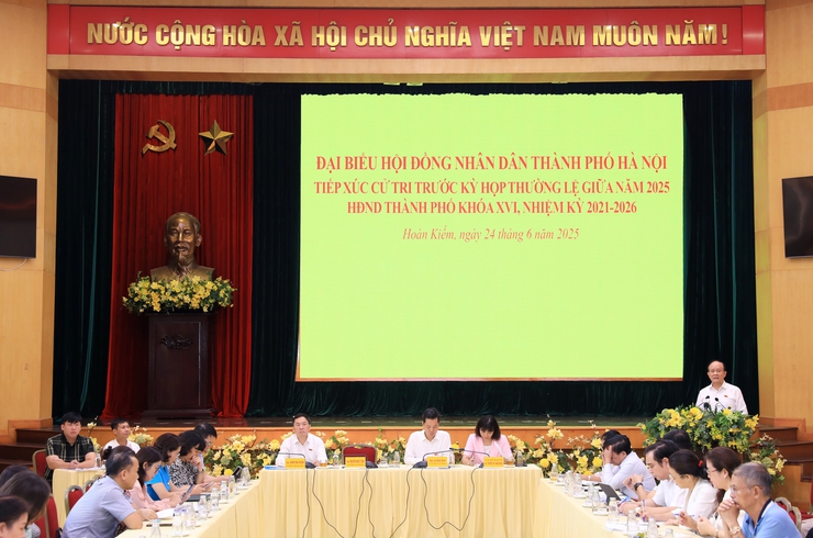 Hanoi People's Council chairman Nguyen Ngoc Tuan meets Hoan Kiem voters- Ảnh 1.