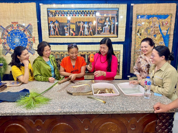 Hanoi delegation visits traditional craft villages in Cairo, Egypt- Ảnh 1.