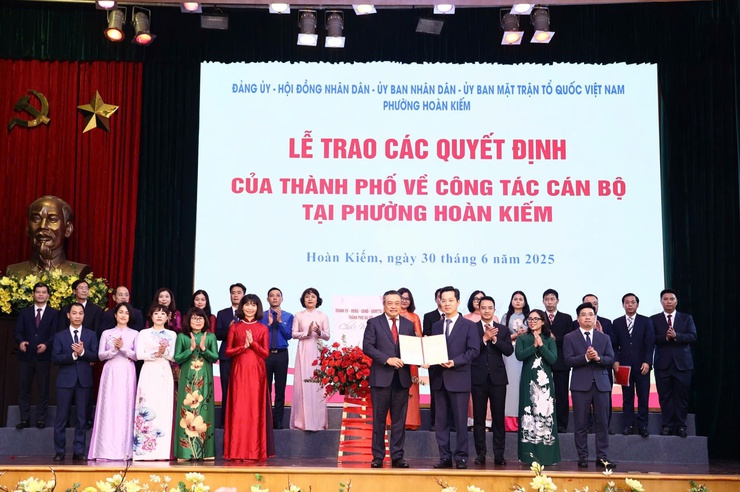 Chủ tịch UBND Thành phố trao quyết định về chỉ định Ban Chấp hành Đảng bộ phường Hoàn Kiếm- Ảnh 1.