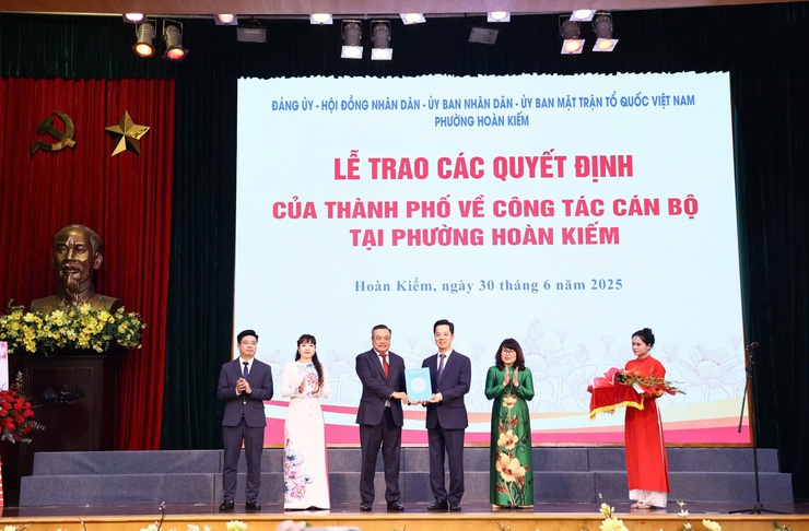 Chủ tịch UBND Thành phố trao quyết định về chỉ định Ban Chấp hành Đảng bộ phường Hoàn Kiếm- Ảnh 2.