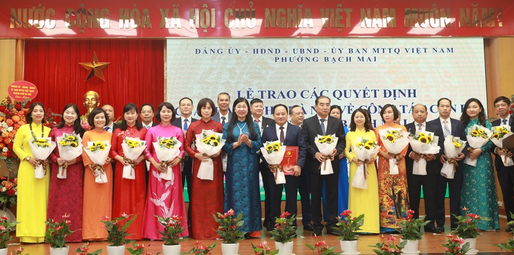 Chủ tịch Ủy ban MTTQ Việt Nam Thành phố Nguyễn Lan Hương trao quyết định tại phường Bạch Mai, Vĩnh Tuy, Láng- Ảnh 1.