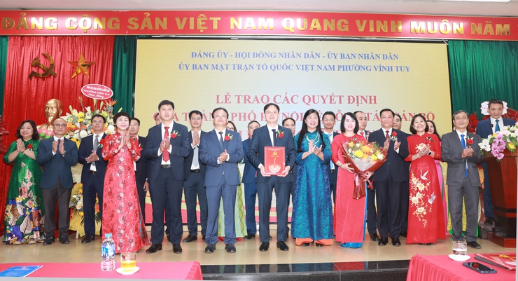 Chủ tịch Ủy ban MTTQ Việt Nam Thành phố Nguyễn Lan Hương trao quyết định tại phường Bạch Mai, Vĩnh Tuy, Láng- Ảnh 3.