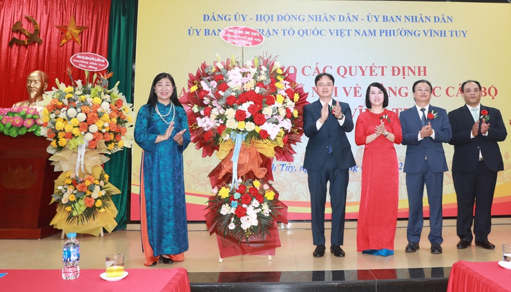 Chủ tịch Ủy ban MTTQ Việt Nam Thành phố Nguyễn Lan Hương trao quyết định tại phường Bạch Mai, Vĩnh Tuy, Láng- Ảnh 2.