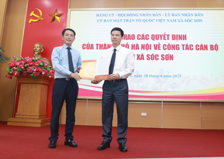 Phó Chủ tịch UBND Thành phố Nguyễn Trọng Đông trao Quyết định tại 3 xã: Sóc Sơn, Nội Bài, Kim Anh- Ảnh 2.