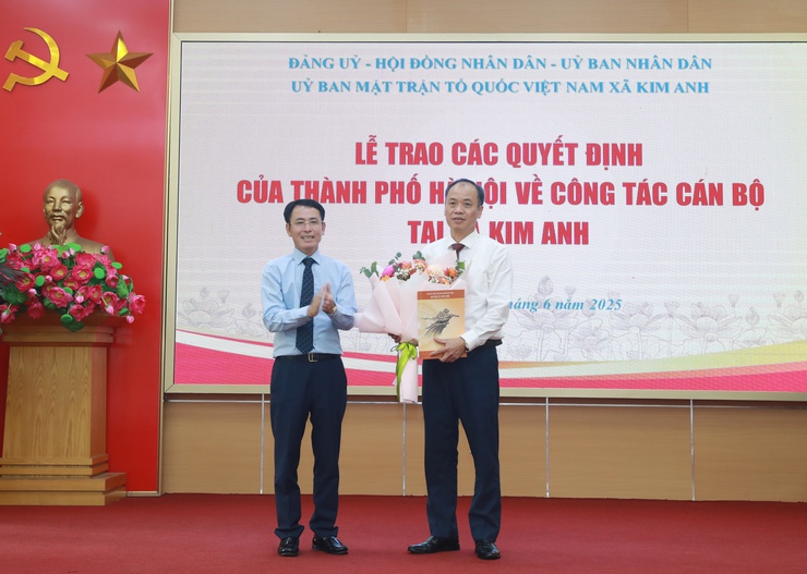 Phó Chủ tịch UBND Thành phố Nguyễn Trọng Đông trao Quyết định tại 3 xã: Sóc Sơn, Nội Bài, Kim Anh- Ảnh 6.
