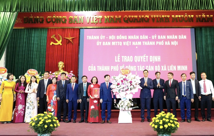 Chánh Văn phòng UBND Thành phố Lê Thanh Nam trao quyết định về công tác cán bộ tại 3 xã: Đan Phượng, Ô Diên, Liên Minh- Ảnh 3.