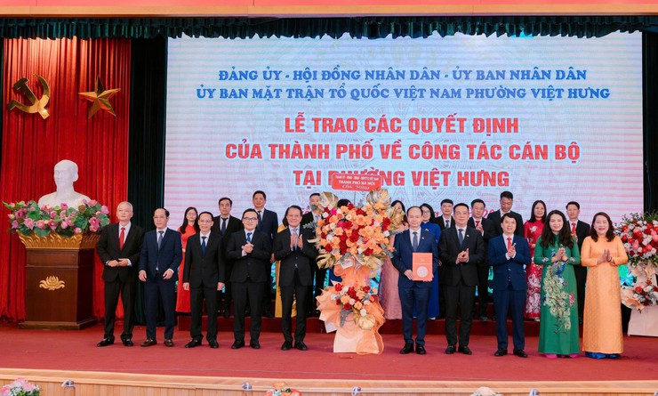 Hanoi announces personnel decisions at Viet Hung Ward- Ảnh 1. Hanoi announces personnel decisions at Viet Hung Ward- Ảnh 1.