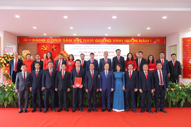 Đồng chí Hoàng Trọng Quyết trao các quyết định của Thành phố về công tác cán bộ tại phường Phúc Lợi (mới)- Ảnh 5.