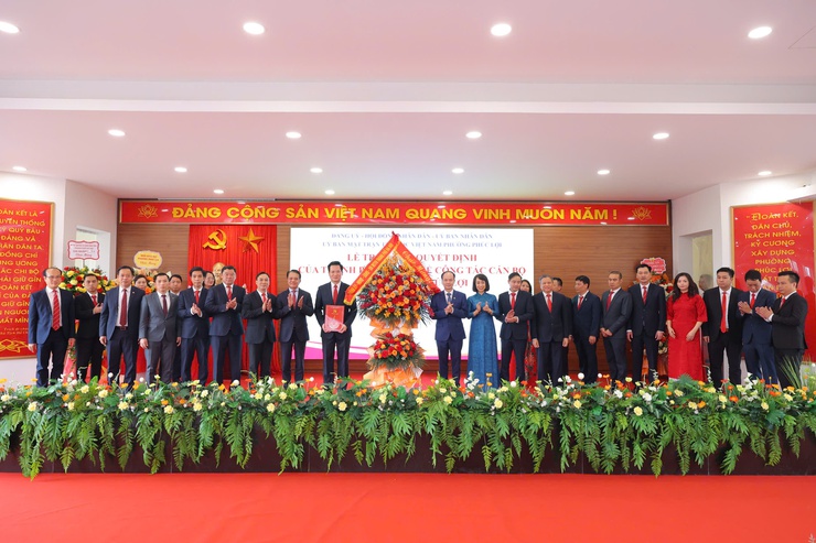 Đồng chí Hoàng Trọng Quyết trao các quyết định của Thành phố về công tác cán bộ tại phường Phúc Lợi (mới)- Ảnh 1.
