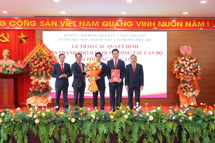 Đồng chí Hoàng Trọng Quyết trao các quyết định của Thành phố về công tác cán bộ tại phường Phúc Lợi (mới)- Ảnh 2.