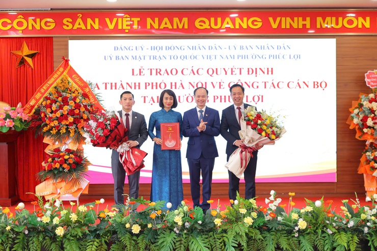 Đồng chí Hoàng Trọng Quyết trao các quyết định của Thành phố về công tác cán bộ tại phường Phúc Lợi (mới)- Ảnh 3.