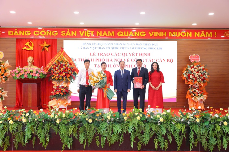 Đồng chí Hoàng Trọng Quyết trao các quyết định của Thành phố về công tác cán bộ tại phường Phúc Lợi (mới)- Ảnh 4.