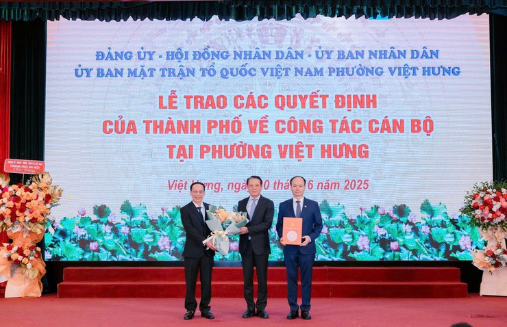 Đồng chí Hoàng Trọng Quyết trao các quyết định về công tác cán bộ tại phường Việt Hưng (mới)- Ảnh 2.