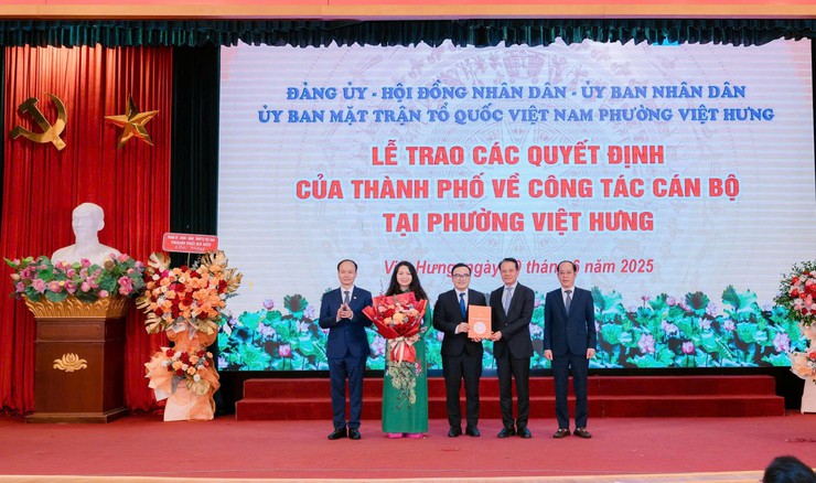 Đồng chí Hoàng Trọng Quyết trao các quyết định về công tác cán bộ tại phường Việt Hưng (mới)- Ảnh 3.