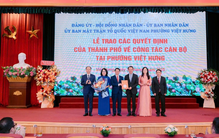 Hanoi announces personnel decisions at Viet Hung Ward- Ảnh 2. Hanoi announces personnel decisions at Viet Hung Ward- Ảnh 2.