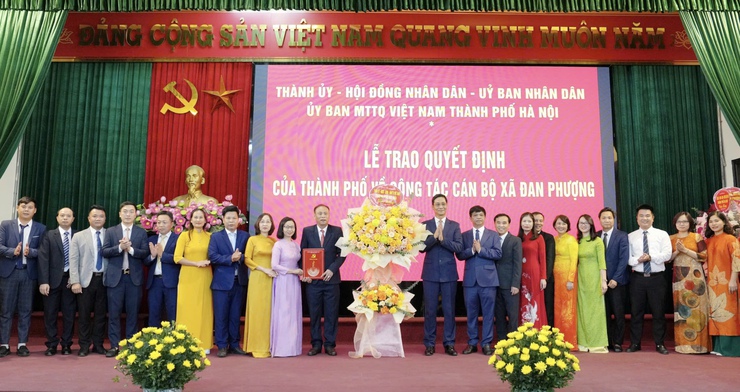 Chánh Văn phòng UBND Thành phố Lê Thanh Nam trao quyết định về công tác cán bộ tại 3 xã: Đan Phượng, Ô Diên, Liên Minh- Ảnh 1.
