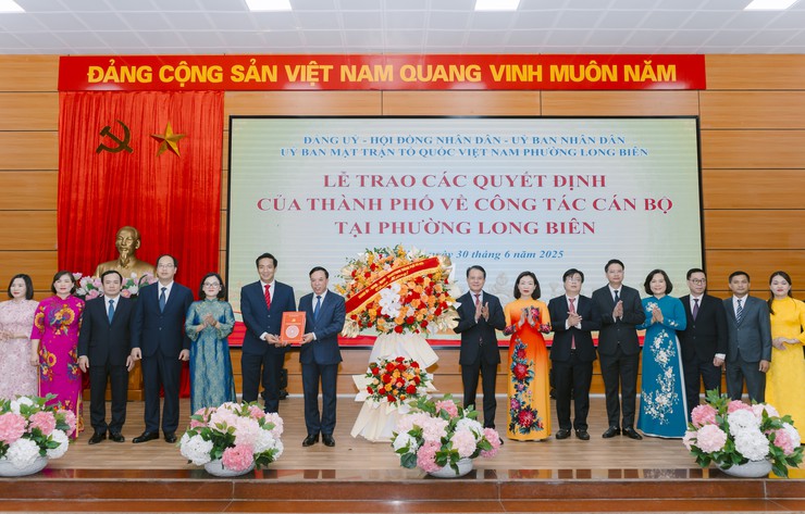 Đồng chí Hoàng Trọng Quyết trao các quyết định của Thành phố về công tác cán bộ tại phường Long Biên (mới)- Ảnh 1.