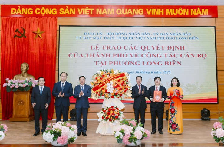 Đồng chí Hoàng Trọng Quyết trao các quyết định của Thành phố về công tác cán bộ tại phường Long Biên (mới)- Ảnh 2.