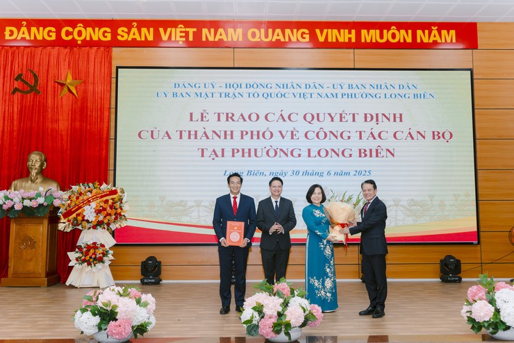 Đồng chí Hoàng Trọng Quyết trao các quyết định của Thành phố về công tác cán bộ tại phường Long Biên (mới)- Ảnh 3.
