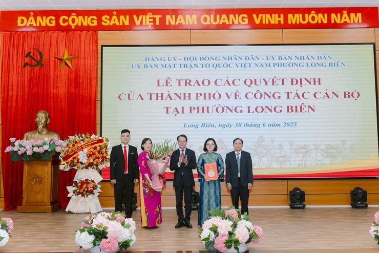 Đồng chí Hoàng Trọng Quyết trao các quyết định của Thành phố về công tác cán bộ tại phường Long Biên (mới)- Ảnh 4.