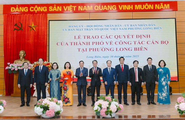 Đồng chí Hoàng Trọng Quyết trao các quyết định của Thành phố về công tác cán bộ tại phường Long Biên (mới)- Ảnh 5.