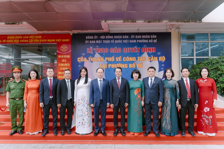 Đồng chí Hoàng Trọng Quyết trao các quyết định của Thành phố về công tác cán bộ tại phường Bồ Đề (mới)- Ảnh 7.