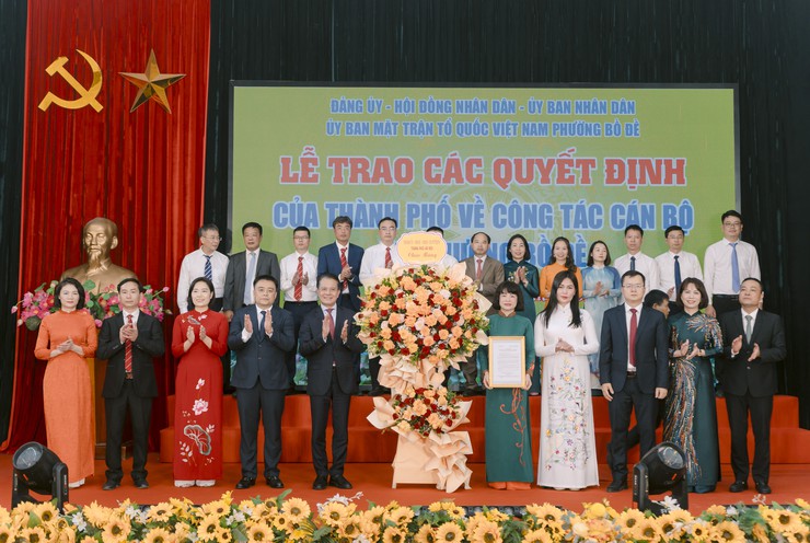Đồng chí Hoàng Trọng Quyết trao các quyết định của Thành phố về công tác cán bộ tại phường Bồ Đề (mới)- Ảnh 1.