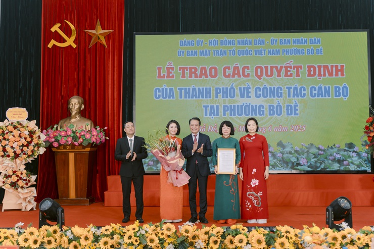 Đồng chí Hoàng Trọng Quyết trao các quyết định của Thành phố về công tác cán bộ tại phường Bồ Đề (mới)- Ảnh 2.