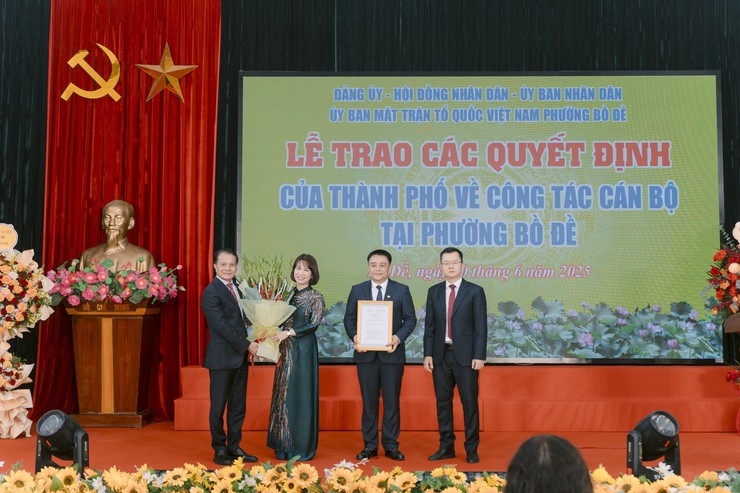 Đồng chí Hoàng Trọng Quyết trao các quyết định của Thành phố về công tác cán bộ tại phường Bồ Đề (mới)- Ảnh 3.