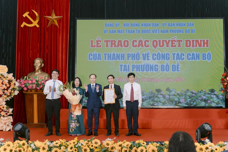 Đồng chí Hoàng Trọng Quyết trao các quyết định của Thành phố về công tác cán bộ tại phường Bồ Đề (mới)- Ảnh 4.