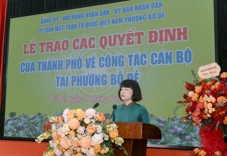 Đồng chí Hoàng Trọng Quyết trao các quyết định của Thành phố về công tác cán bộ tại phường Bồ Đề (mới)- Ảnh 5.
