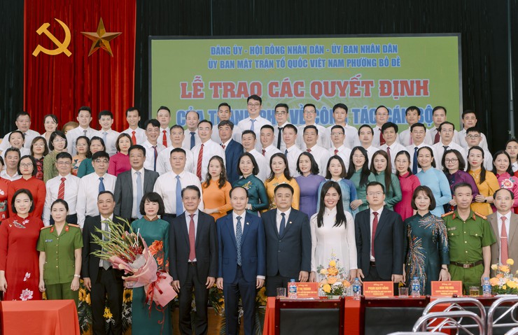 Đồng chí Hoàng Trọng Quyết trao các quyết định của Thành phố về công tác cán bộ tại phường Bồ Đề (mới)- Ảnh 6.