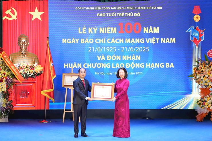 Tuoi Tre Thu Do Newspaper receives third-class labor- Ảnh 2.