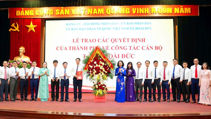 Phó Chủ tịch UBND Thành phố Vũ Thu Hà trao quyết định về công tác cán bộ tại các xã: Hoài Đức, Dương Hòa, An Khánh, Sơn Đồng- Ảnh 1.