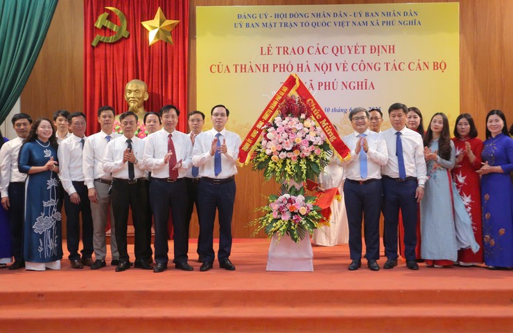 Đồng chí Trương Việt Dũng trao các quyết định cán bộ tại các xã Phú Nghĩa, Xuân Mai và phường Chương Mỹ- Ảnh 1.