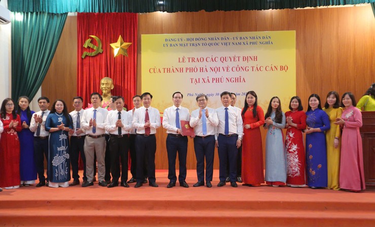 Đồng chí Trương Việt Dũng trao các quyết định cán bộ tại các xã Phú Nghĩa, Xuân Mai và phường Chương Mỹ- Ảnh 2.