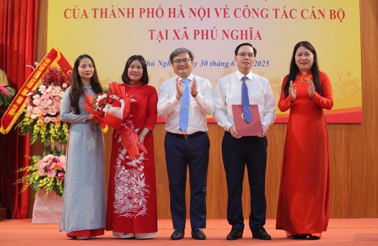 Đồng chí Trương Việt Dũng trao các quyết định cán bộ tại các xã Phú Nghĩa, Xuân Mai và phường Chương Mỹ- Ảnh 3.