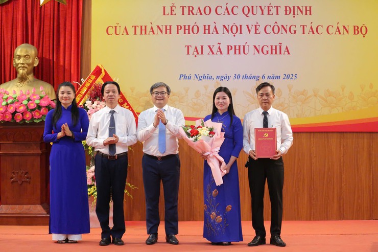 Đồng chí Trương Việt Dũng trao các quyết định cán bộ tại các xã Phú Nghĩa, Xuân Mai và phường Chương Mỹ- Ảnh 5.