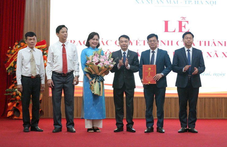 Đồng chí Trương Việt Dũng trao các quyết định cán bộ tại các xã Phú Nghĩa, Xuân Mai và phường Chương Mỹ- Ảnh 8.