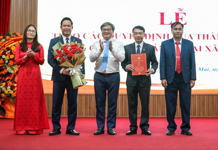 Đồng chí Trương Việt Dũng trao các quyết định cán bộ tại các xã Phú Nghĩa, Xuân Mai và phường Chương Mỹ- Ảnh 6.