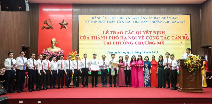 Đồng chí Trương Việt Dũng trao các quyết định cán bộ tại các xã Phú Nghĩa, Xuân Mai và phường Chương Mỹ- Ảnh 12.