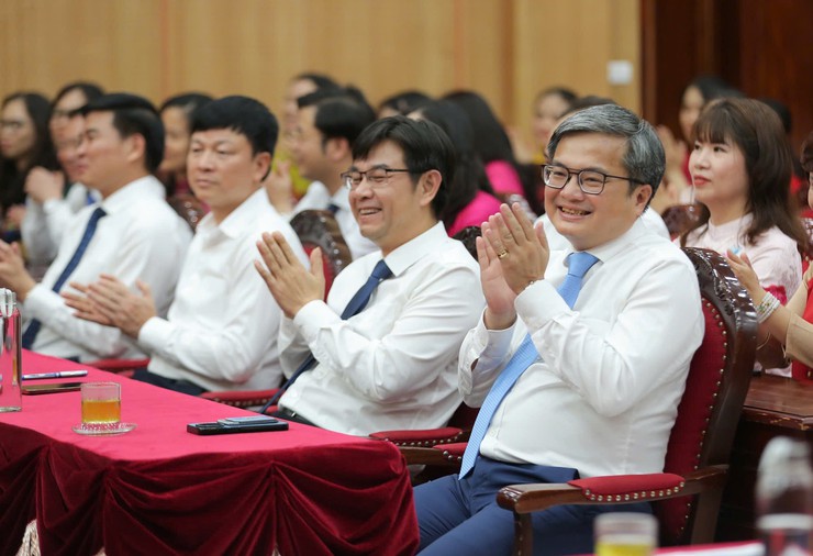 Đồng chí Trương Việt Dũng trao các quyết định cán bộ tại các xã Phú Nghĩa, Xuân Mai và phường Chương Mỹ- Ảnh 11.